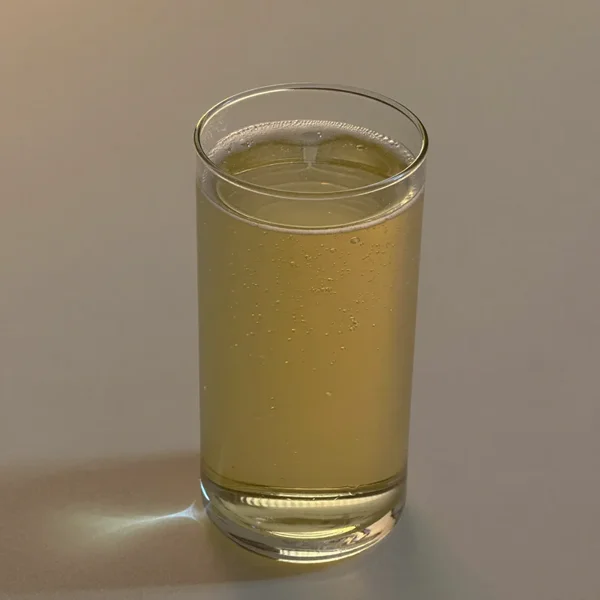 Copo de bebida preparada na hora, clima calmo ao fim do dia